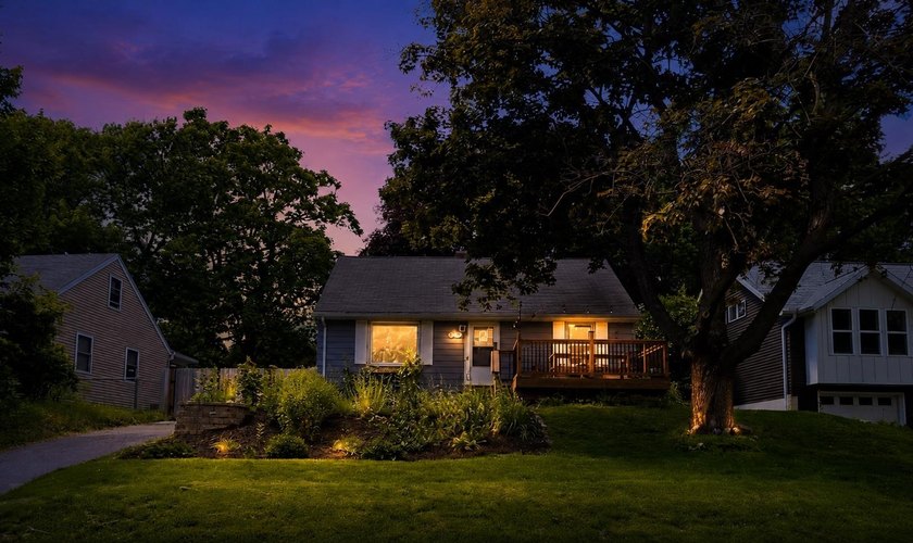 Darling Cape Cod bungalow conveniently located in a friendly - photo 2