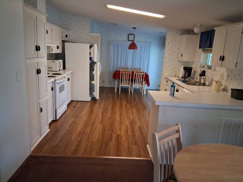 Welcome to this well-maintained 2 Bedroom/2 Bath home on a quiet - photo 3