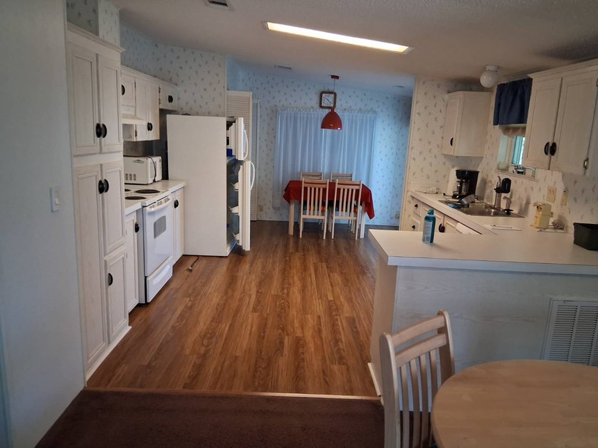 Welcome to this well-maintained 2 Bedroom/2 Bath home on a quiet - photo 4