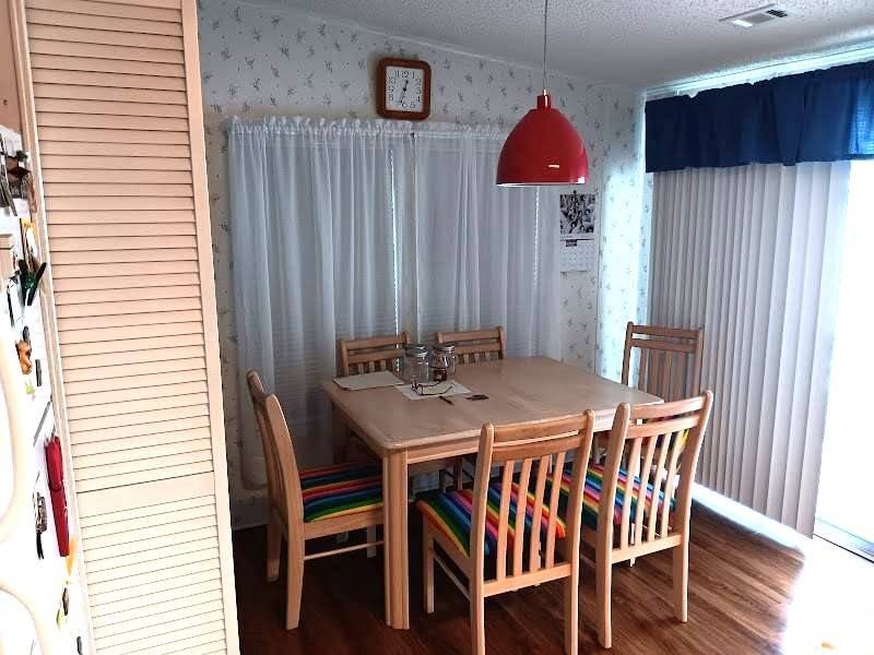 Welcome to this well-maintained 2 Bedroom/2 Bath home on a quiet - photo 5