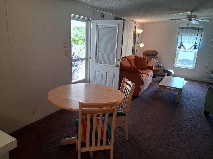 Welcome to this well-maintained 2 Bedroom/2 Bath home on a quiet - photo 6
