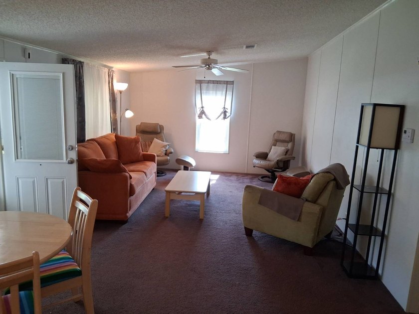 Welcome to this well-maintained 2 Bedroom/2 Bath home on a quiet - photo 7