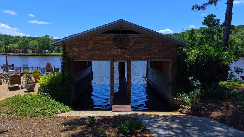Stunning brick home on Point A Lake. A must-see Waterfront - photo 2
