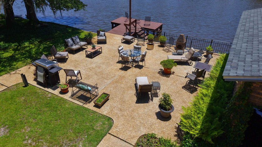Stunning brick home on Point A Lake. A must-see Waterfront - photo 6