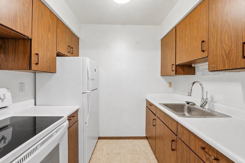 Exceptional investment opportunity! This 16-unit apartment - photo 2