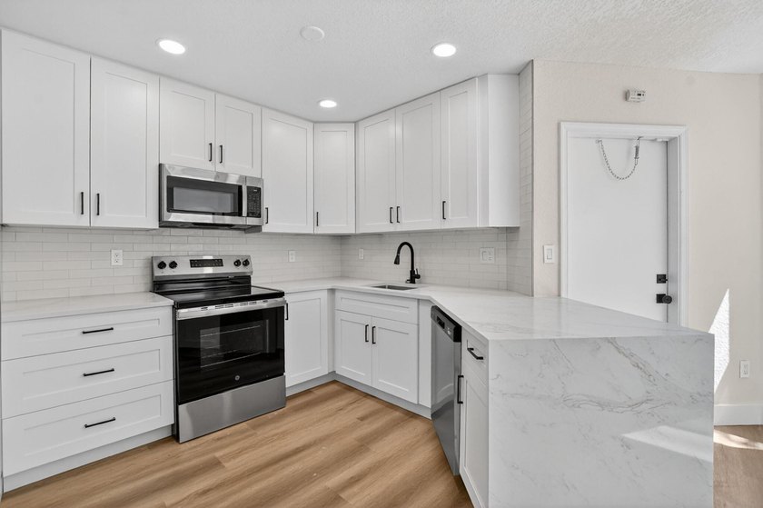 Welcome to 6647 Boca Hermosa Lane! Just renovated and move-in - photo 6
