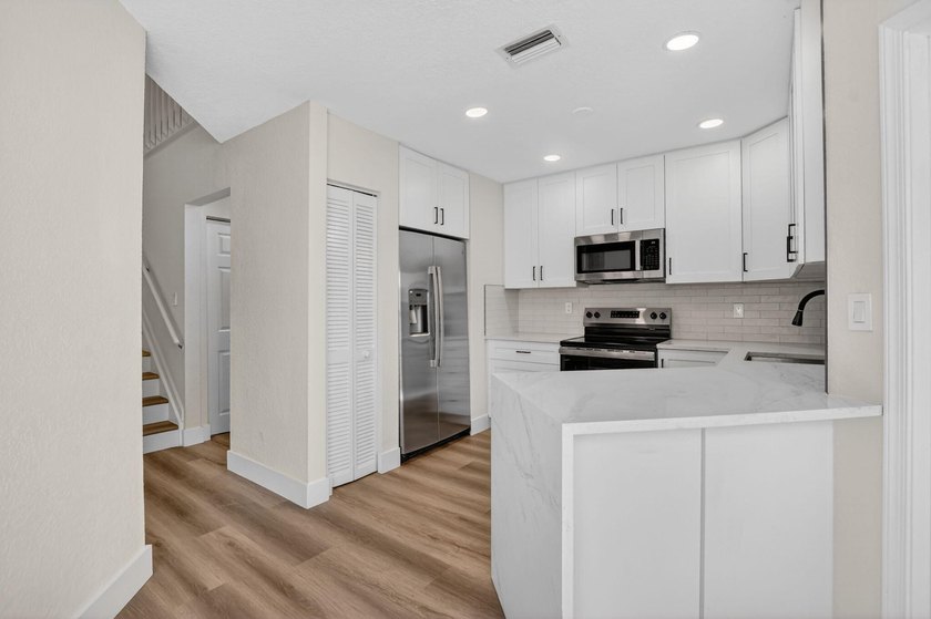 Welcome to 6647 Boca Hermosa Lane! Just renovated and move-in - photo 8