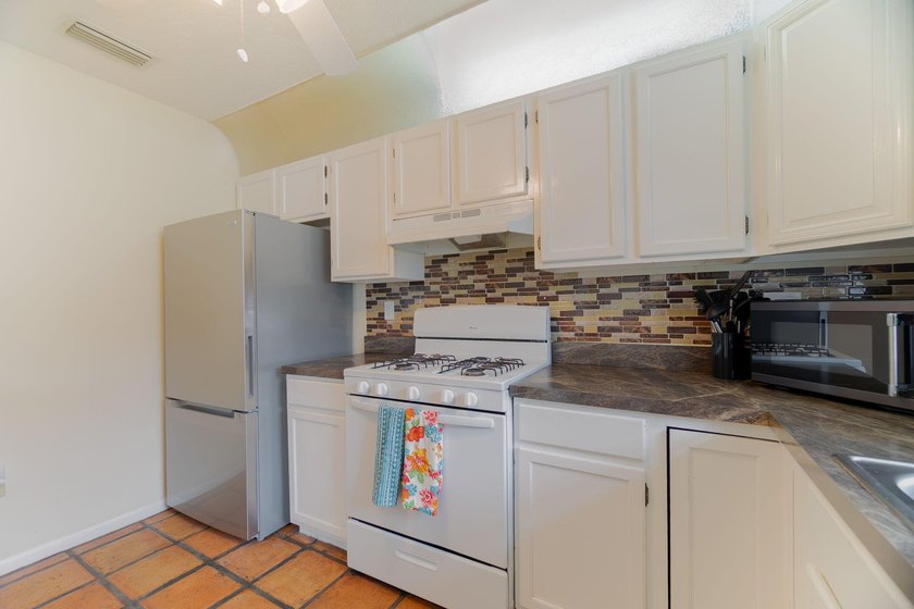 Oversize corner lot 3 bedroom, 2 bath, 2 car garage in Jupiter! - photo 16