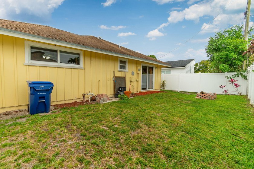 Oversize corner lot 3 bedroom, 2 bath, 2 car garage in Jupiter! - photo 20