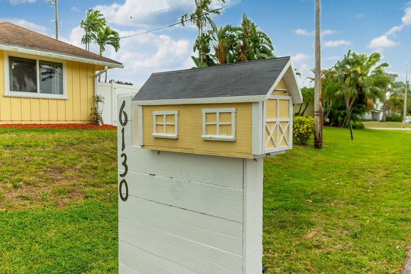 Oversize corner lot 3 bedroom, 2 bath, 2 car garage in Jupiter! - photo 21