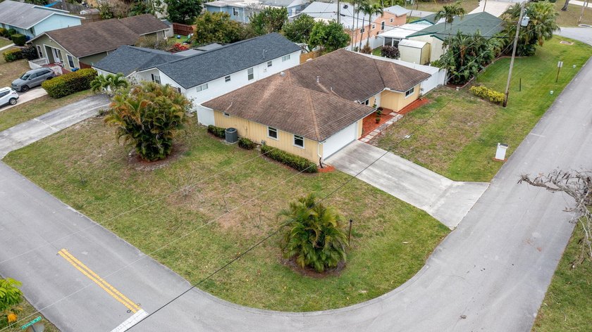 Oversize corner lot 3 bedroom, 2 bath, 2 car garage in Jupiter! - photo 23