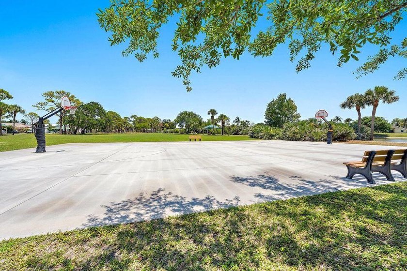 Oversize corner lot 3 bedroom, 2 bath, 2 car garage in Jupiter! - photo 26