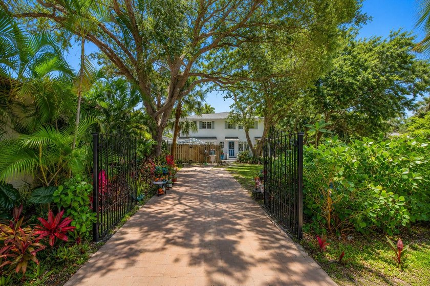 Rare opportunity to own a piece of Lake Worth Beach history in - photo 2