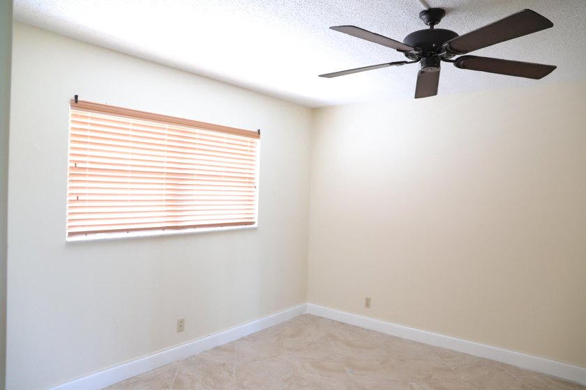 2/2 condo at east of Boca raton. 4th floor, elevators, just - photo 3