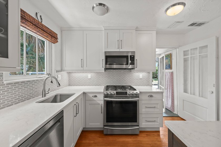 Rare opportunity to own a piece of Lake Worth Beach history in - photo 9
