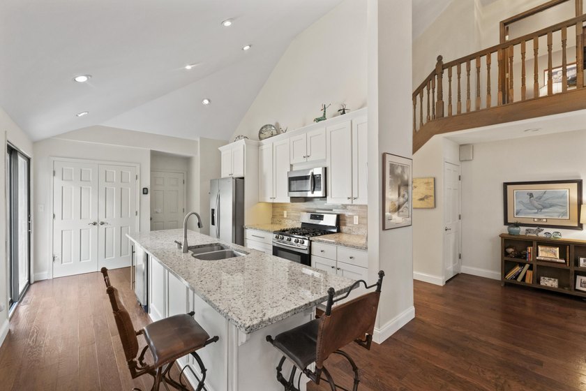 Stunning 2BR, 2.5BA condo offers exceptional privacy with 2 - photo 13