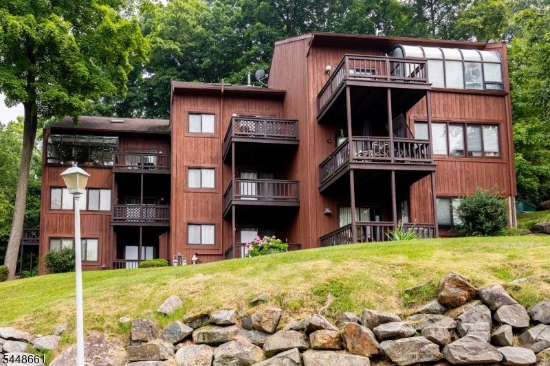 Welcome to this well-maintained 2-bedroom, 2-full-bath interior - photo 15