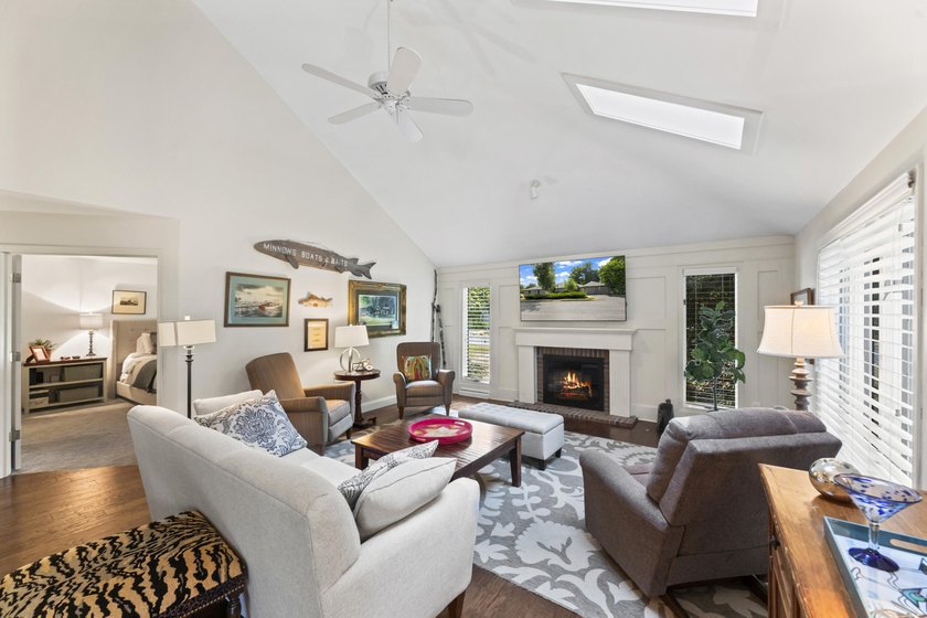 Stunning 2BR, 2.5BA condo offers exceptional privacy with 2 - photo 17