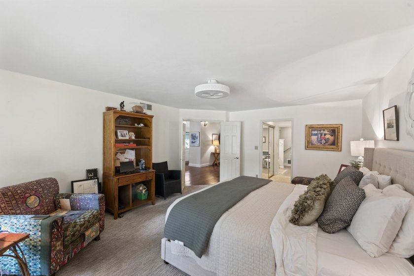 Stunning 2BR, 2.5BA condo offers exceptional privacy with 2 - photo 22
