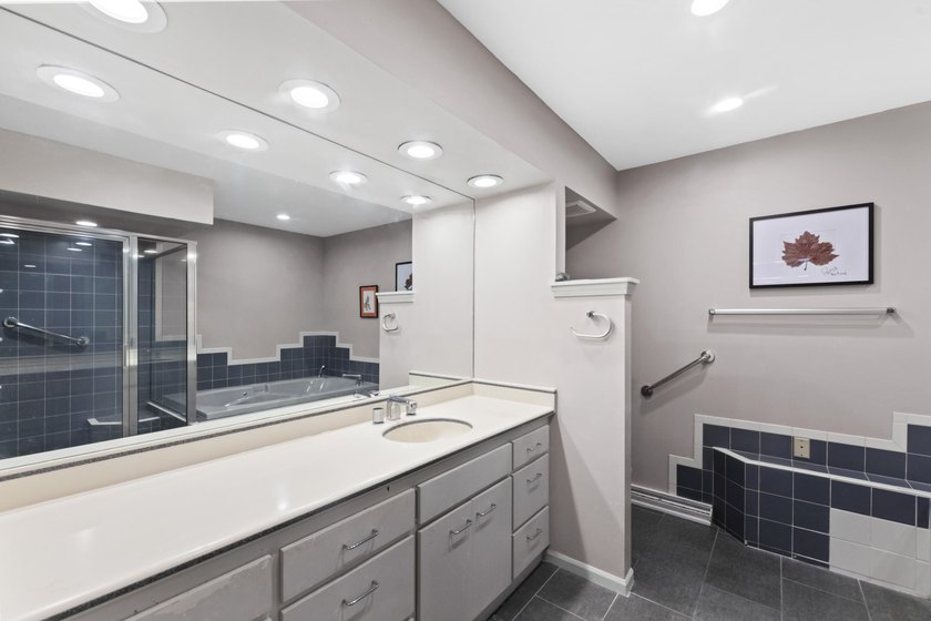 Stunning 2BR, 2.5BA condo offers exceptional privacy with 2 - photo 23