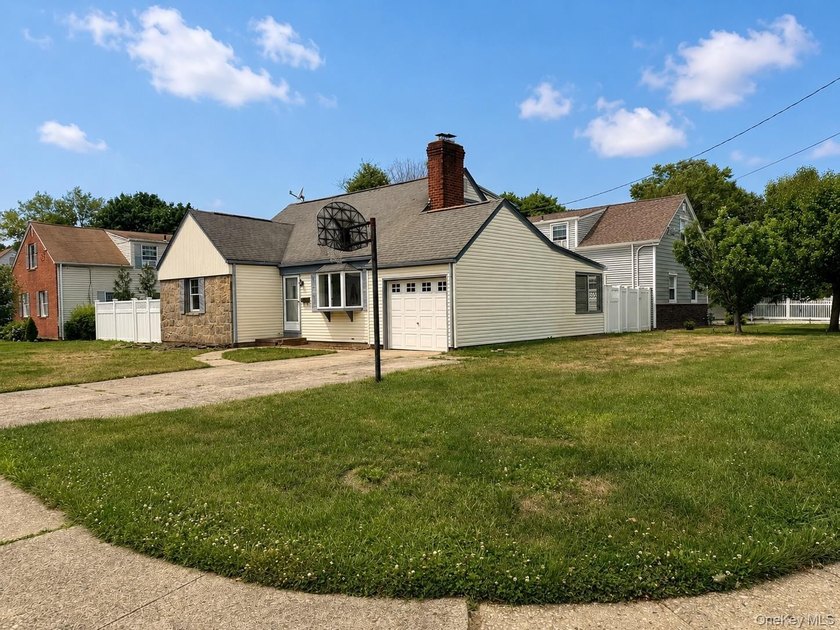 HANDYMAN SPECIAL! IF YOU'VE BEEN WAITING FOR A HOME WITH - photo 3