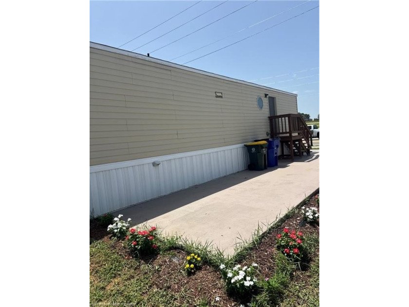 Welcome to easy Florida living! This 2023, 2-bedroom, 1-bath - photo 4