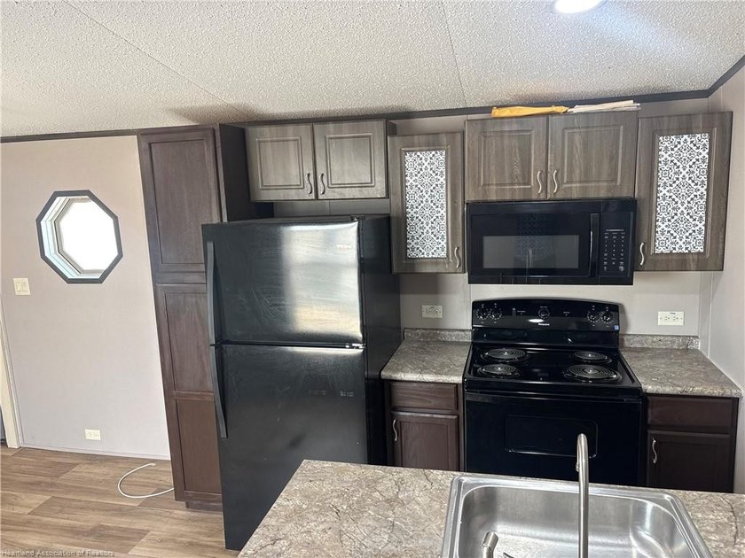 Welcome to easy Florida living! This 2023, 2-bedroom, 1-bath - photo 10