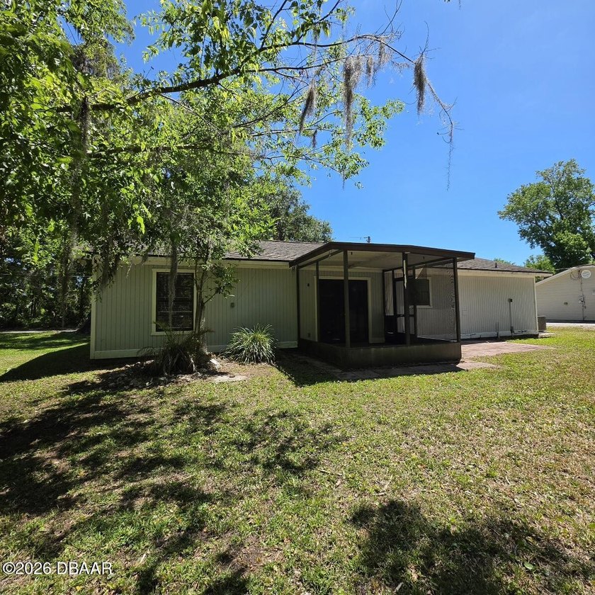 Great opportunity in Florida Shores! This Frame home has an - photo 3