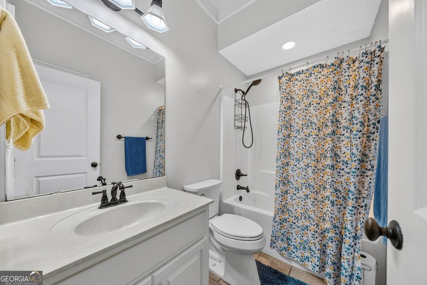 Welcome home to this beautifully maintained all-brick ranch - photo 26