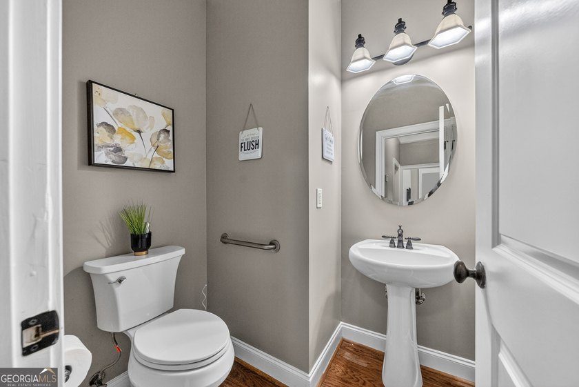 Welcome home to this beautifully maintained all-brick ranch - photo 31