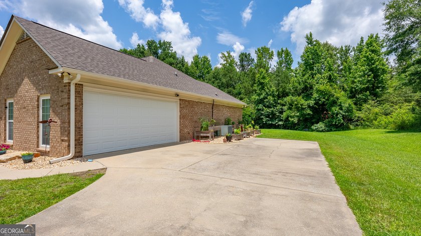 Welcome home to this beautifully maintained all-brick ranch - photo 37