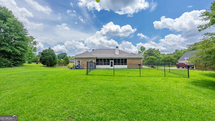 Welcome home to this beautifully maintained all-brick ranch - photo 45