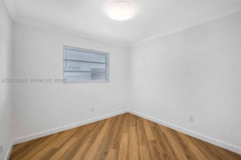 Lakefront living in Miami Lakes! This spacious 5-bedroom - photo 11
