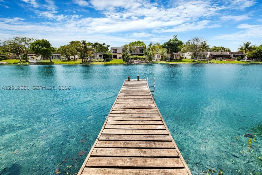 Lakefront living in Miami Lakes! This spacious 5-bedroom - photo 15