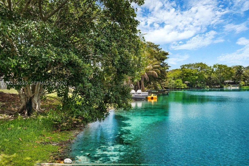 Lakefront living in Miami Lakes! This spacious 5-bedroom - photo 16