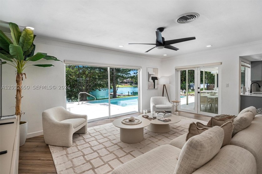 Lakefront living in Miami Lakes! This spacious 5-bedroom - photo 17