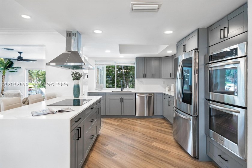 Lakefront living in Miami Lakes! This spacious 5-bedroom - photo 18