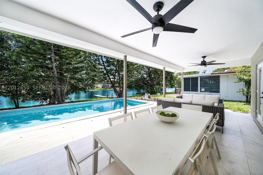 Lakefront living in Miami Lakes! This spacious 5-bedroom - photo 20