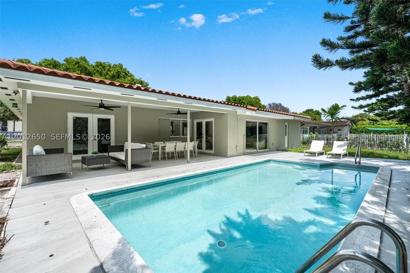 Lakefront living in Miami Lakes! This spacious 5-bedroom - photo 22