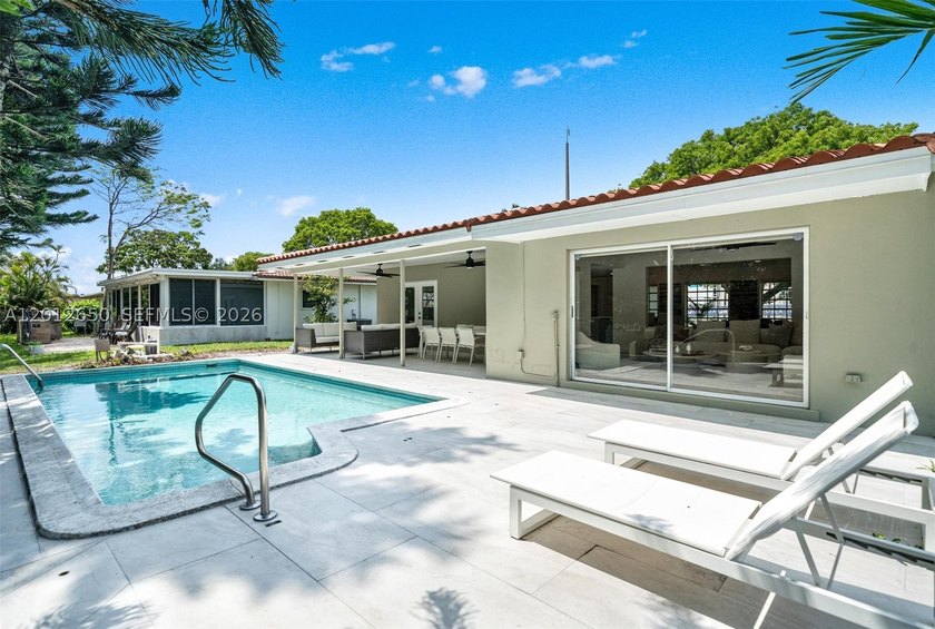 Lakefront living in Miami Lakes! This spacious 5-bedroom - photo 25