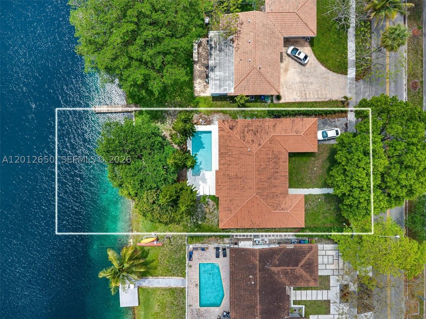 Lakefront living in Miami Lakes! This spacious 5-bedroom - photo 26