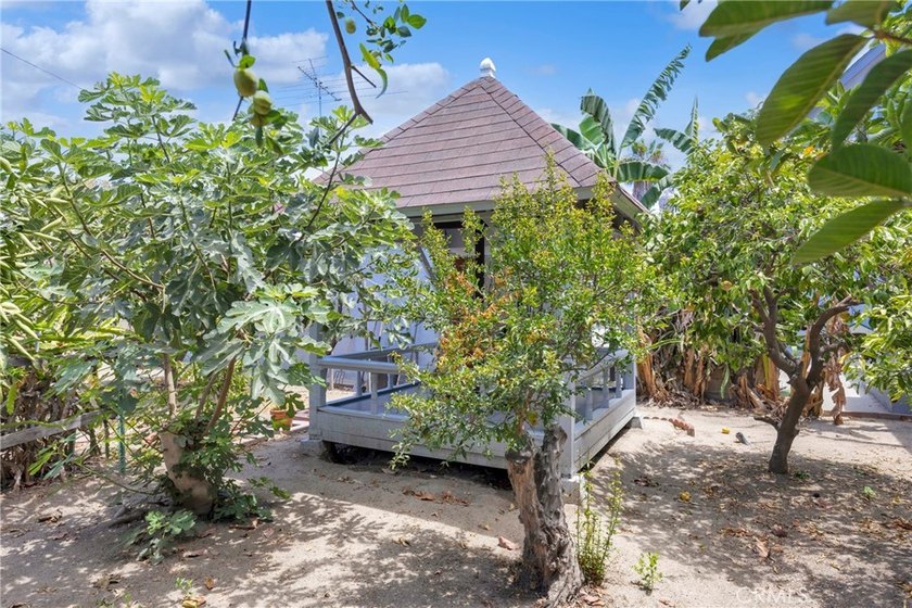 Rare opportunity to own a spacious single-level home with a - photo 48