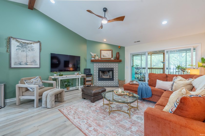 Beautifully updated 2-bedroom, 2-bath, single-level condo - photo 2