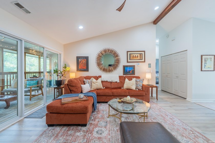 Beautifully updated 2-bedroom, 2-bath, single-level condo - photo 4