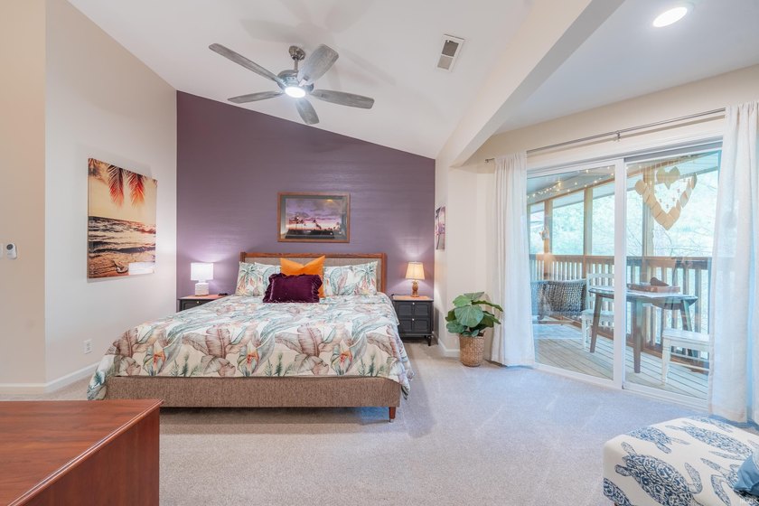 Beautifully updated 2-bedroom, 2-bath, single-level condo - photo 8