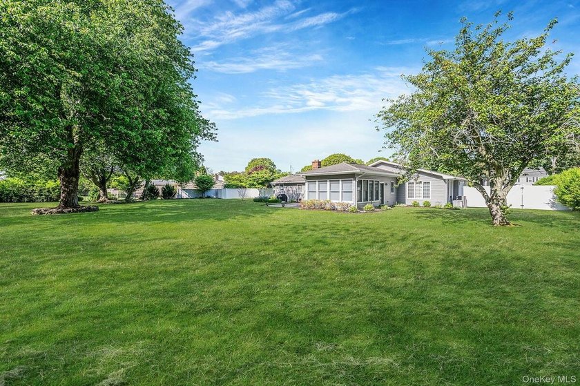 Spacious and well-maintained L-shaped ranch offering the perfect - photo 11