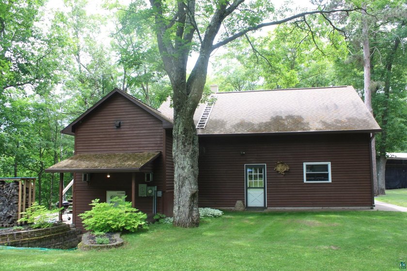 Beautiful custom-built lake home with breathtaking panoramic - photo 2