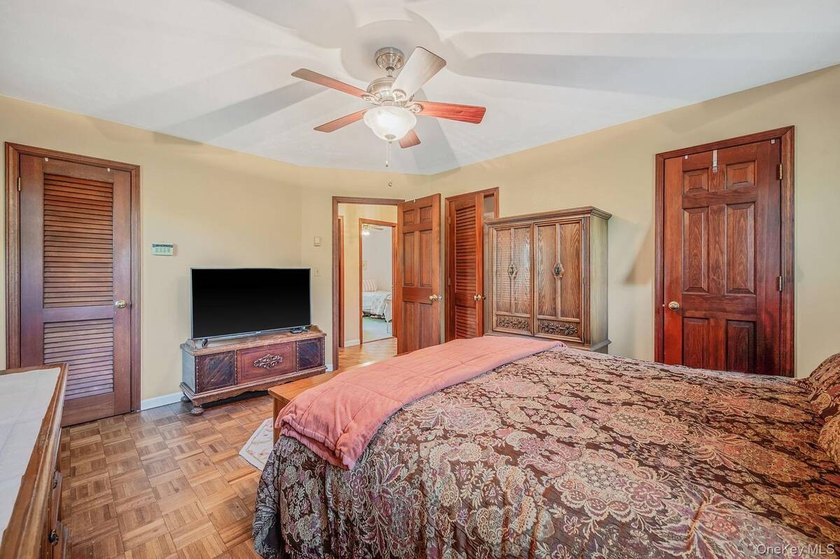 Spacious and well-maintained L-shaped ranch offering the perfect - photo 13