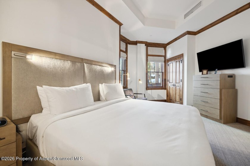 2024 renovations completed (including new decor, furniture - photo 14