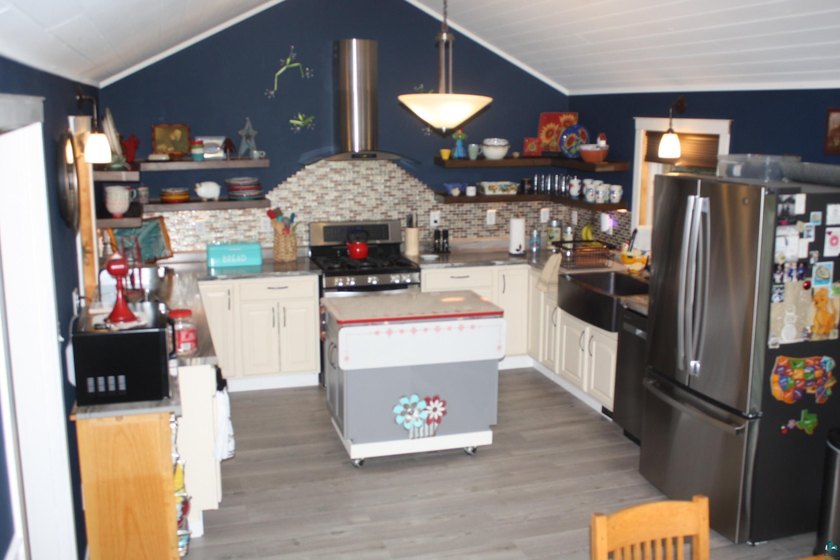 Beautiful custom-built lake home with breathtaking panoramic - photo 7